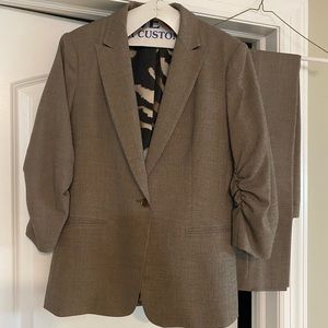 This pant suit has three quarter length sleeves jacket.